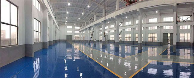 環(huán)氧地坪面漆起層，環(huán)氧地坪漆刷踢腳線(圖3)