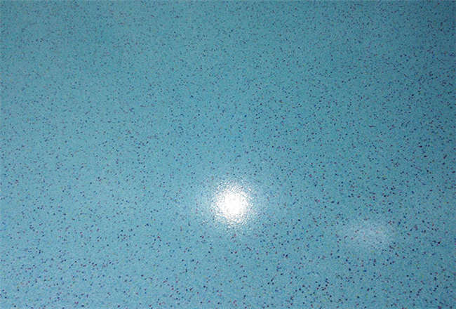 太木 環(huán)氧地坪漆，環(huán)氧地坪底漆是紅色(圖3)